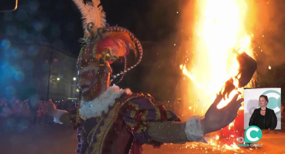 El pregonero en el momento que el fuego consume al Momo