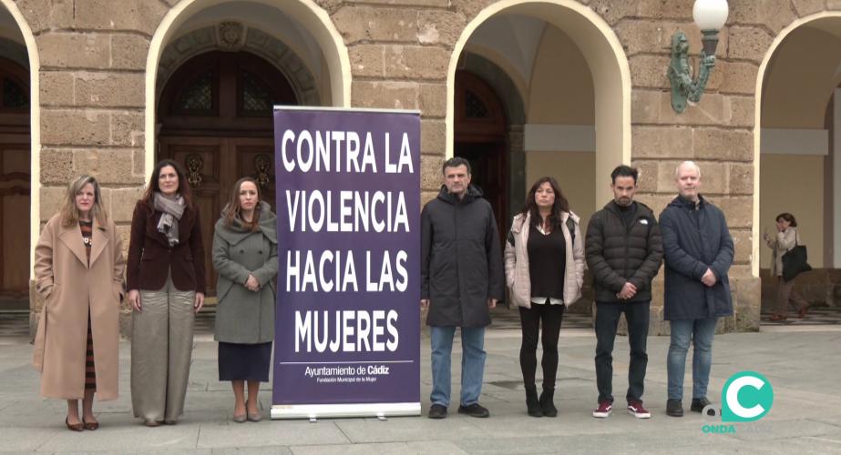 El alcalde encabezó el respetuoso acto en la plaza de San Juan de Dios