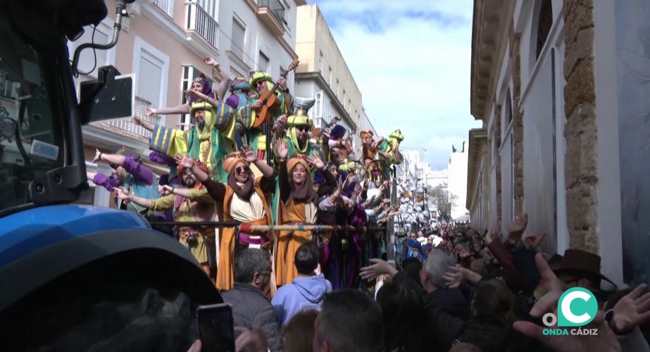 Actuación de un coro en la calle durante la fiesta