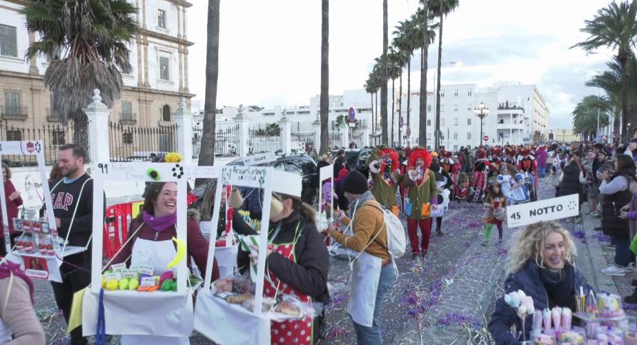 El cortejo festivo por la avenida Duque de Nájera en una imagen de archivo