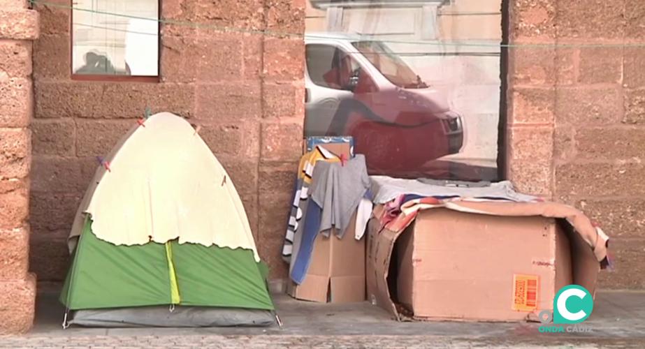 Enseres de personas sin hogar en la capital gaditana