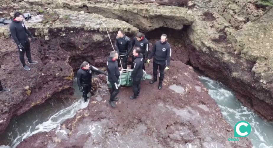 El equipo tras la recuperacion exitosa en una zona rocosa de difícil acceso