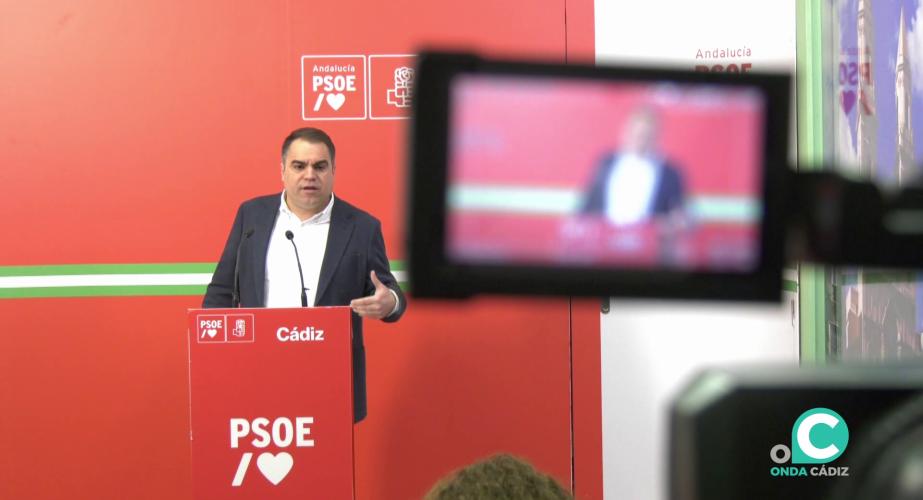 El dirigente socialista durante su intervención este viernes en la rueda de prensa ante los medios