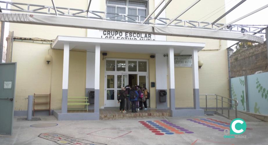 Alumnos acceden al colegio del casco histórico
