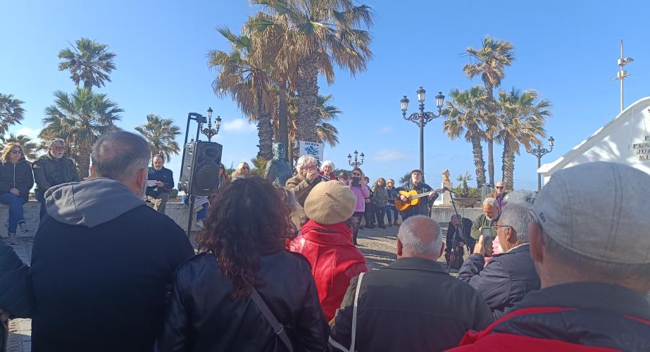 La primera parada de la XVI Ruta Quiñones se realizó junto a la estatua del poeta gaditano. 
