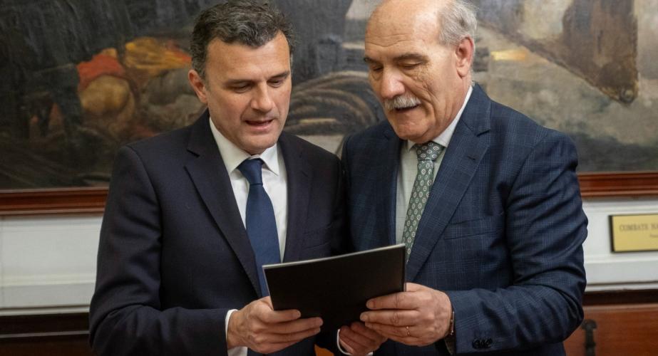 El alcalde de Cádiz, Bruno García, y el presidente del Consejo Local de Hermandades y Cofradías, Juan Carlos Jurado, tras la firma del convenio de colaboración.