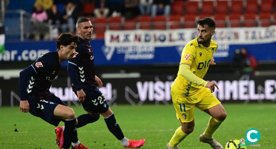 Suso en una acción del encuentro ante dos jugadores del conjunto armero (Foto: La Liga)