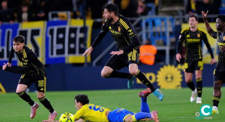 Iza en una acción del encuentro (Foto: Cádiz CF)