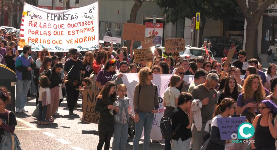 La marcha de la manifestación por la avenida principal 