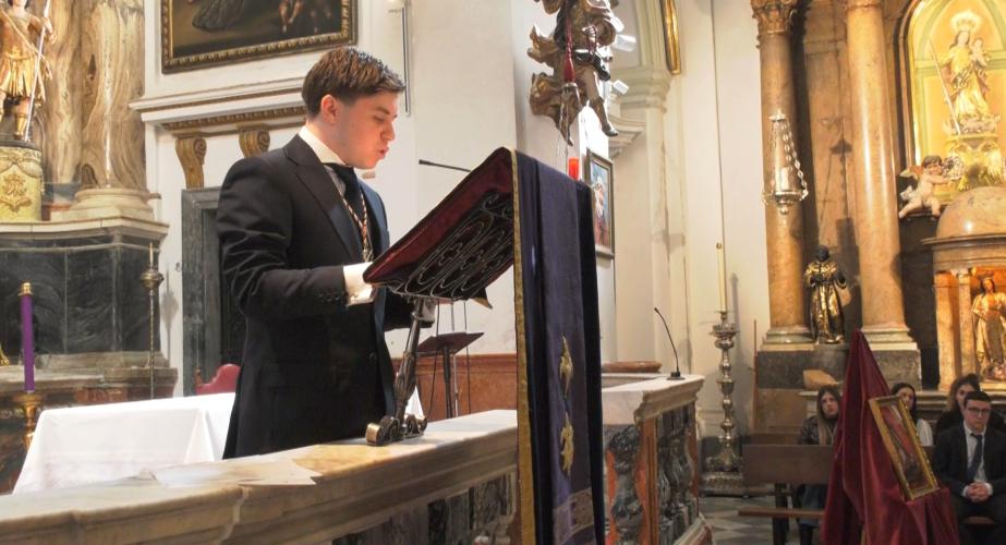 El pregonero Carlos de la Rosa durante su pregón en la Iglesia del Rosario 