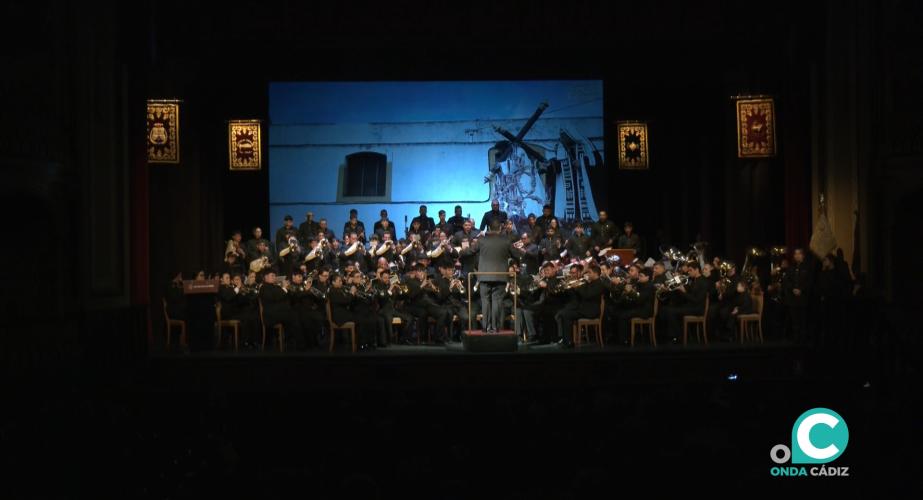 El Gran Teatro Falla acogió el concierto organizado por la Tertulia cofrade Al Palo.