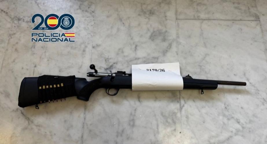 El fusil de calibre 308 localizado en el maletero del vehículo de los arrestados en la capital gaditana
