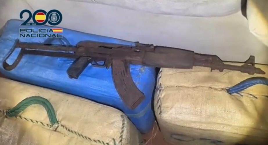 Arma de guerra intervenida por la policía nacional en otras intervenciones en la localidad gaditana en una imagen de archivo