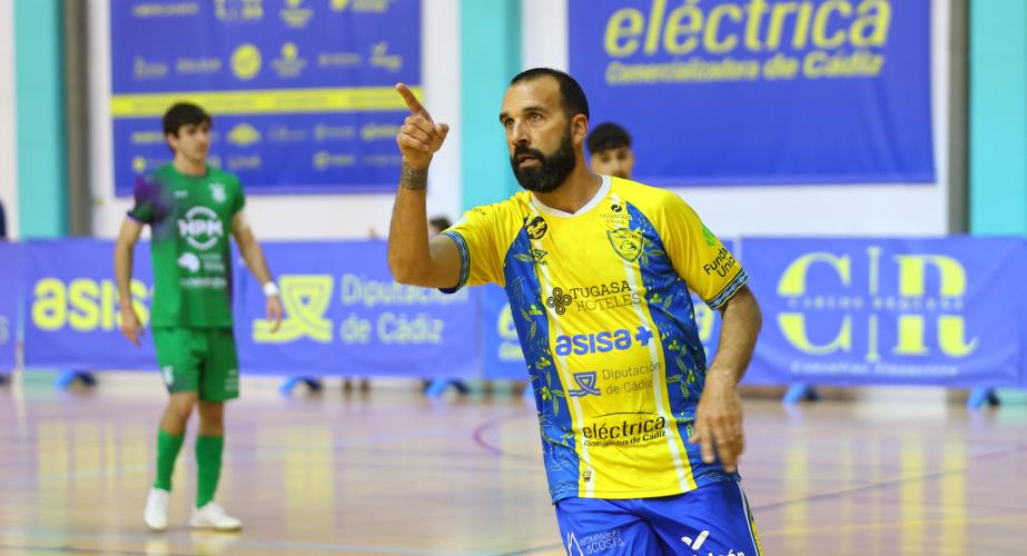 Carlitos celebra el primer gol de penalti que abrió la cuenta para los locales