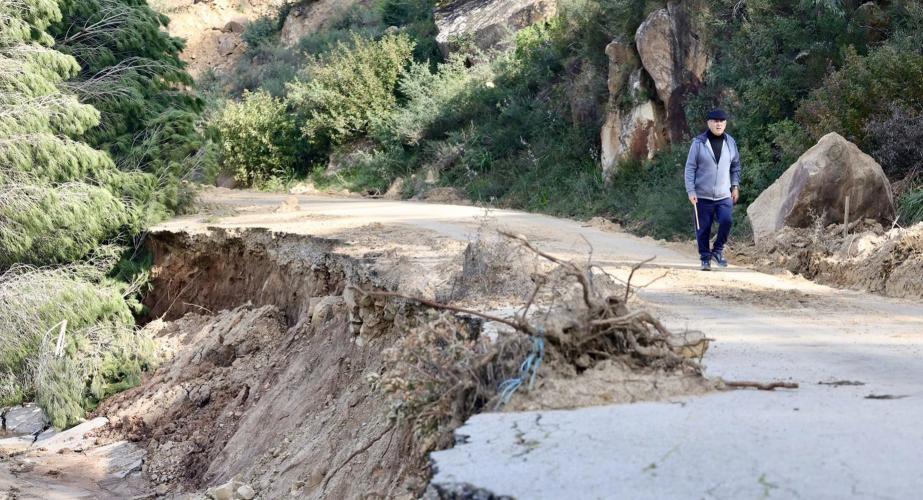 Socavón sobre el asfalto cercano a Jimena de la Frontera el pasado mes de febrero