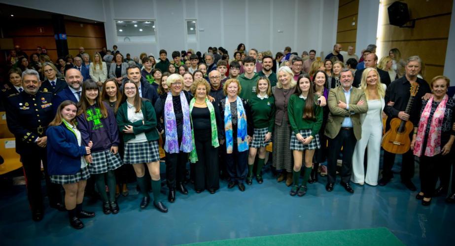 Autoridades e invitados tras el encuentro oficial de este viernes