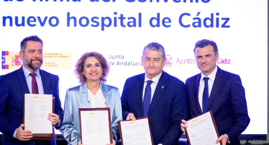 Los representantes presentes de todas las instituciones con la documentación tras el acto