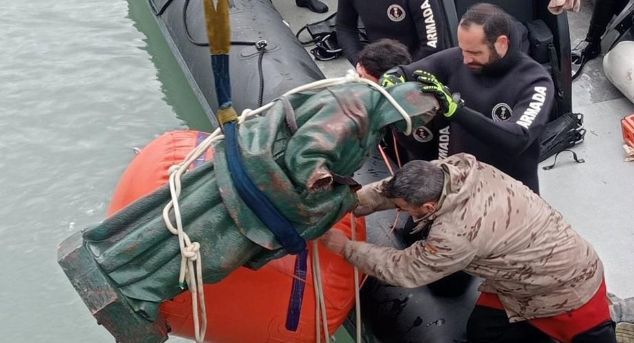 Imagen de la izada de la imagen fracturada desde las aguas de la Bahía el pasado mes de febrero