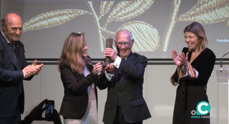 El hermano honorífico de El Caído, Pedro Reynoso, recibiendo el galardón 'Gota a Gota'.