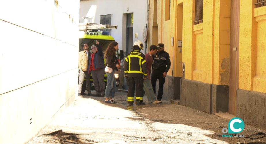 Los bomberos y policía local en la calle Merced
