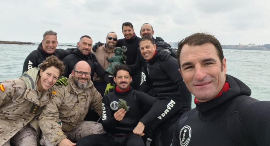 La Unidad de Buceo de Cádiz con la mano del Niño Jesús de La Galeona y una de las manos de la virgen.