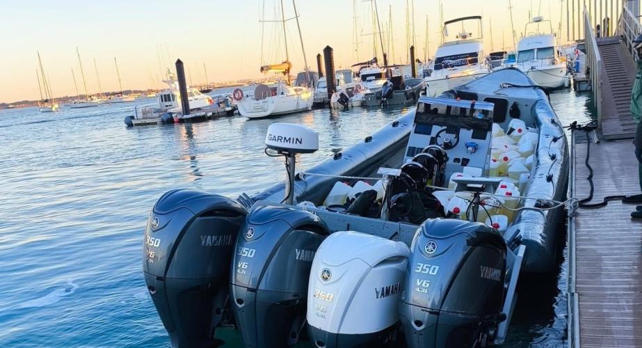 Imagen del muelle con la embarcación semirrígida de 12 metros de eslora 