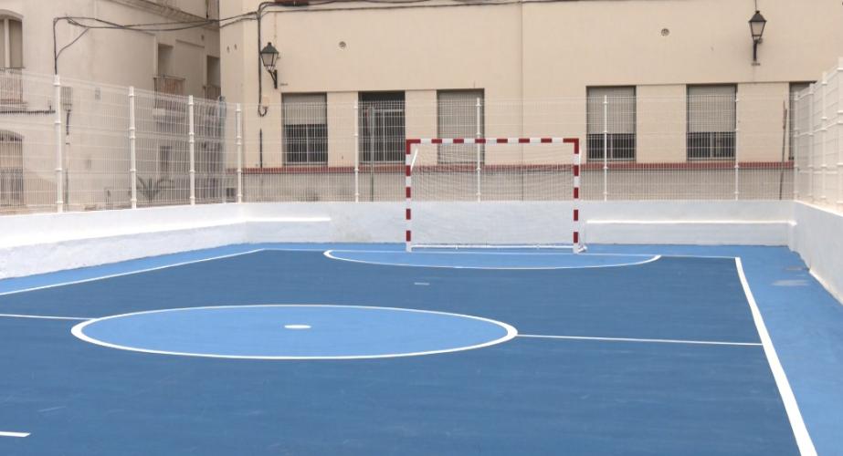 La Viña ya disfruta de la nueva pista deportiva.