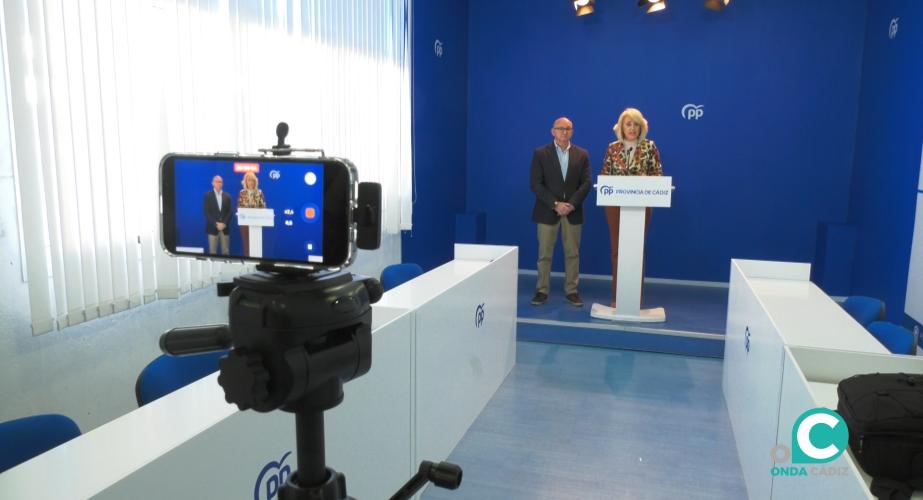 Los parlamentarios autonómicos Pilar Pintor y José Ignacio González, en rueda de prensa. 