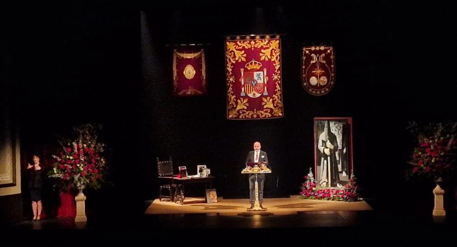 El periodista y cofrade, Pablo Manuel Durio, anuncia la nueva Semana Santa de Cádiz en el Gran Teatro Falla. 