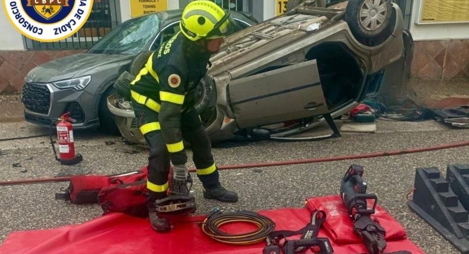 Un bombero durante los trabajos de rescate en el lugar del sieniestro