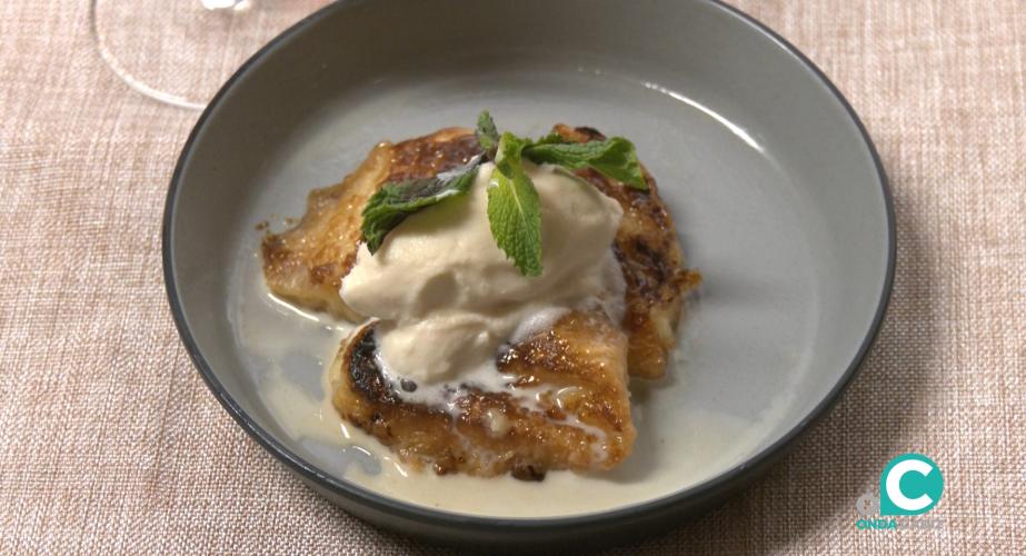 Plató de torrijas con helado de vainilla elaborado por el alumnado de la Escuela de Hostelería y Turismo Fernando Quiñones.