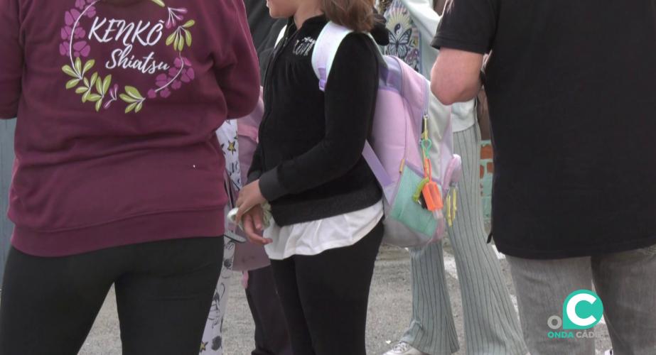 Alumnos de un centro de la capital gaditana antes de acceder a clase