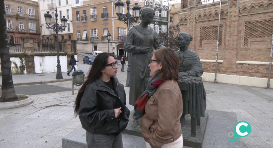 La dirigente de Sumar este martes junto al monumento a las Cigarreras en la capital gaditana