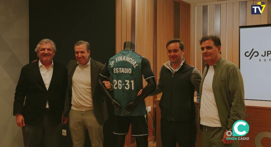 Imagen del acto de presentación días atrás con patrocionadores y dirigientes del club