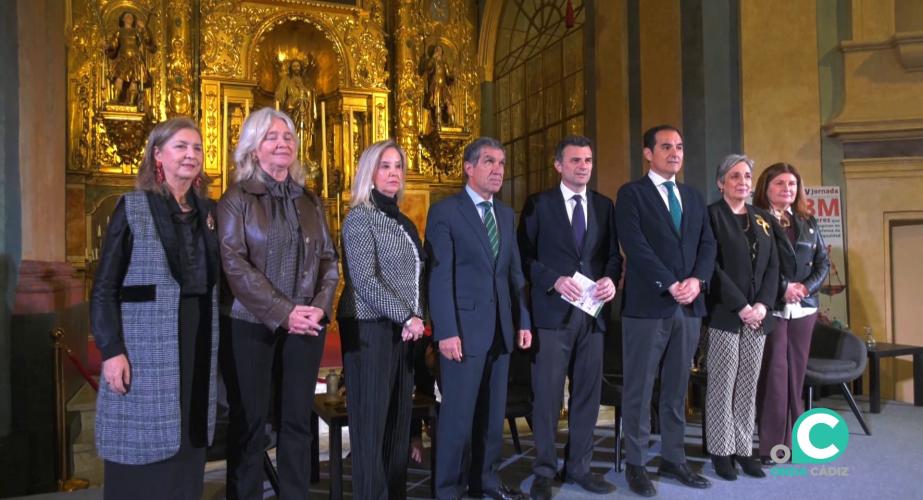 Autoridades e invitados antes del comienzo del acto