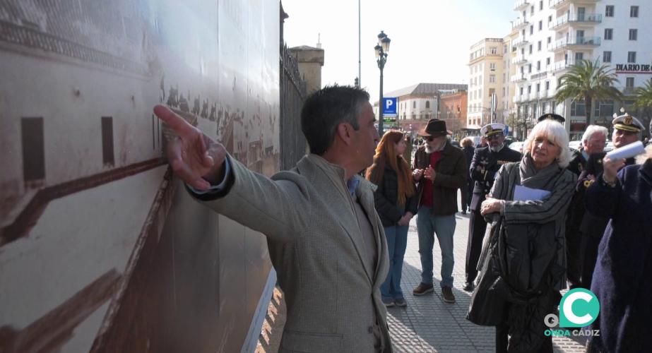 El director del Archivo Provincial, Santiago Saborido, explica alguna de las fotografías que forman parte de la colección