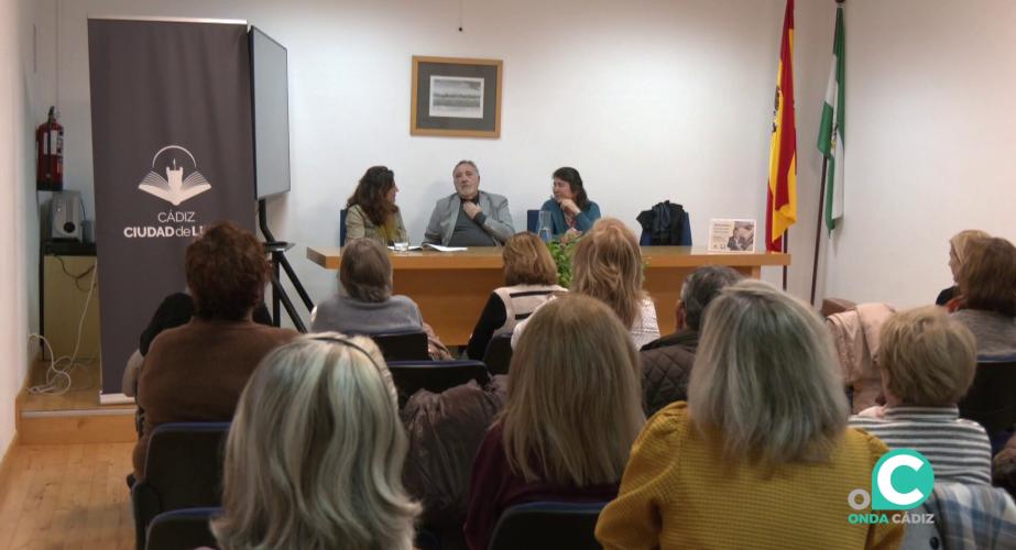 La autora se dirige a los presentes durante el acto