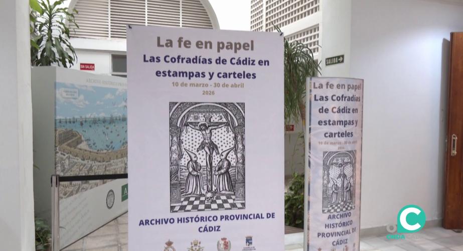 Cartel anunciador a la entrada de la muestra