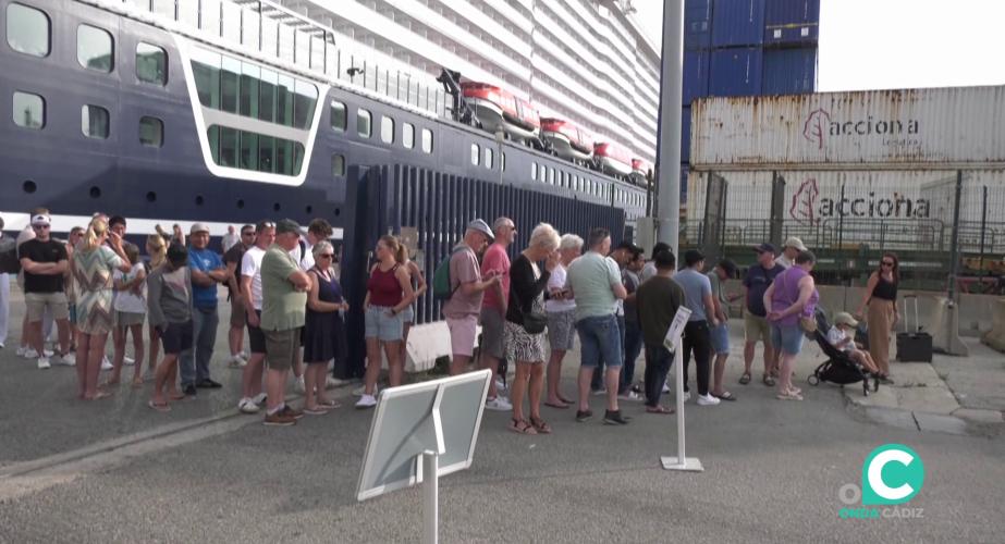 Cruceristas desembarcando en el muelle de Cádiz en una imagen de archivo
