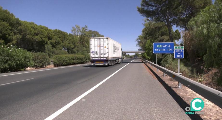 Camión de transporte por la autopista Cádiz - Sevilla