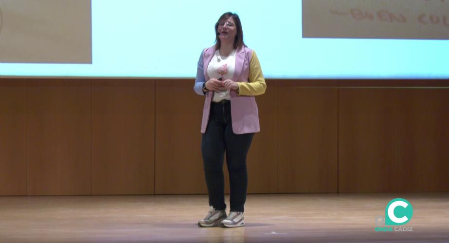 Un momento de la intervención que a través del humor recorre la sociedad que nos educa