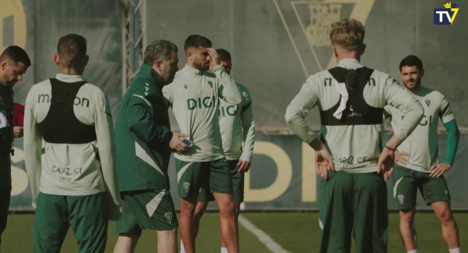 El entrenador durante una de las sesiones de preparación durante la semana