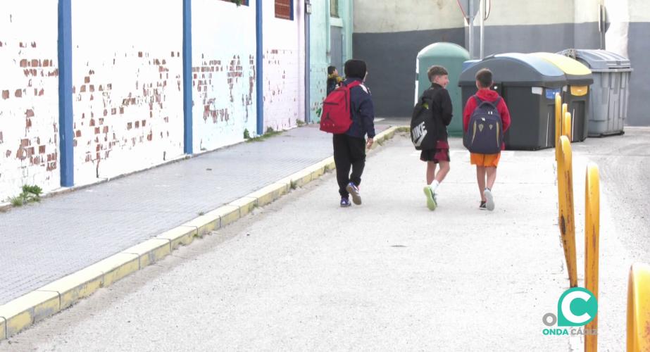 Escolares camino de entrada a clase en el colegio La Inmaculada de Cádiz