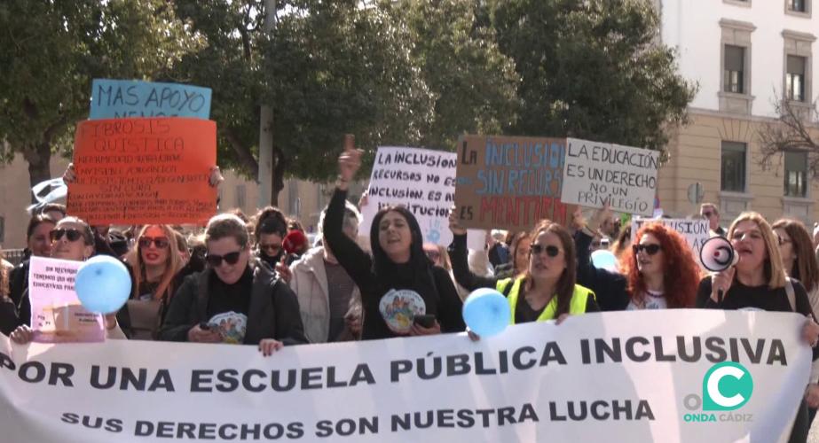 La cabeza de la marcha por la Cuesta de las Calesas durante la mañana de este miércoles