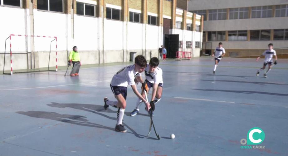 Dos jugadores durante un partido de entrenamiento en las pistas del colegio de Salesianos