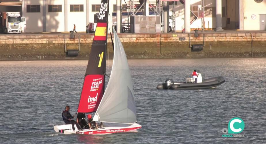 Una de las embarcaciones sobre las aguas del Club Náutico Elcano, en una imagen de archivo.