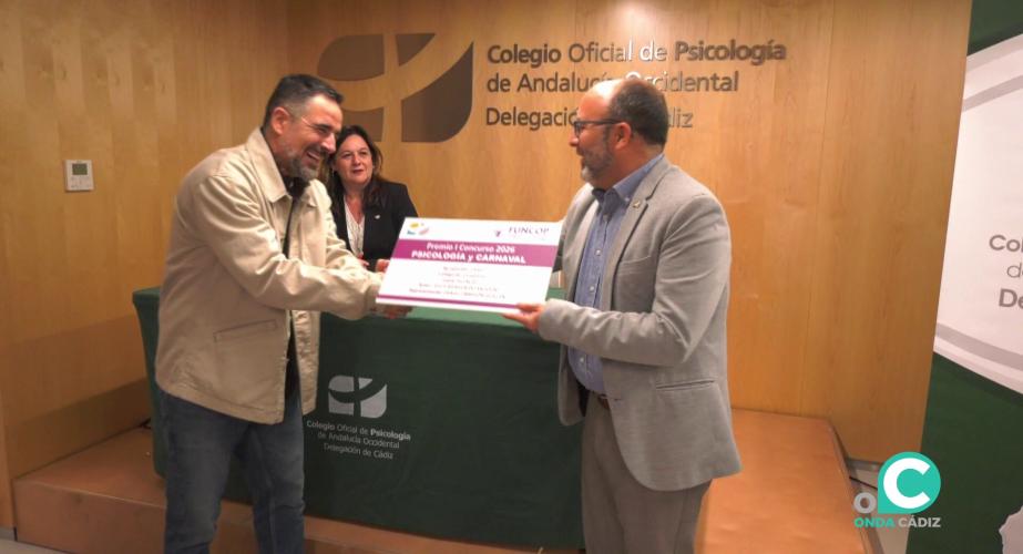 Momento de la entrega del reconocimiento al autor en un sencillo acto