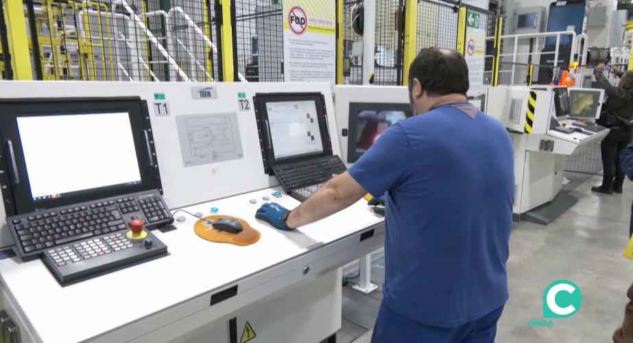 Operario dentro de la factoria en una imagen de archivo