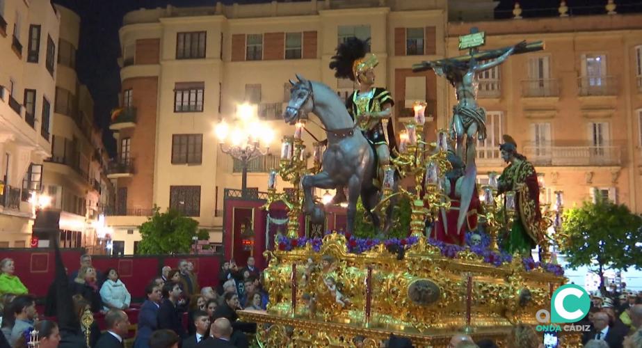 La cofradía en su estación de Penitencia por la plaza del Palillero