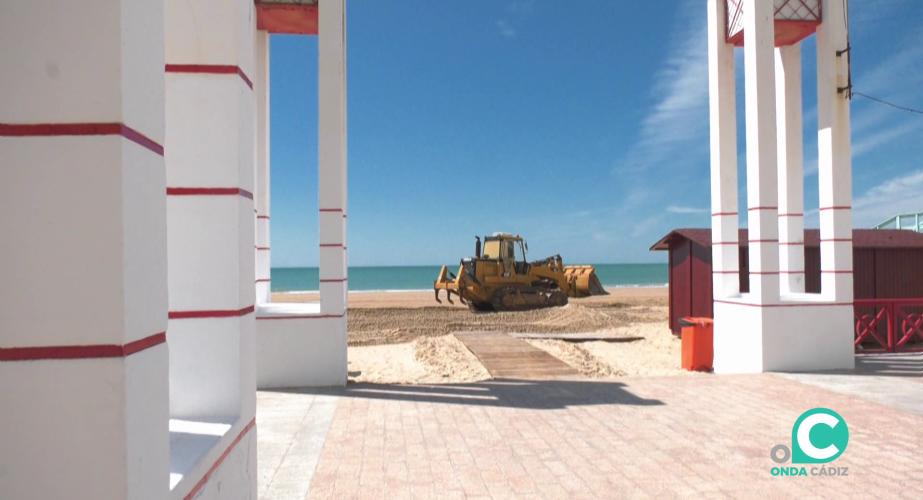 La maquinaria sigue trabajando para la inminente apertura del litoral urbano este Domingo de Ramos
